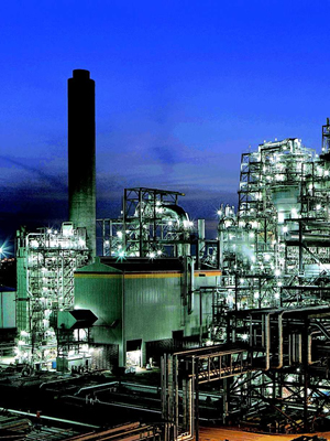 Instalación industrial iluminada de noche