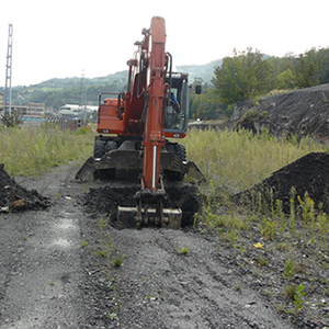 Retroexcavadora trabajando sobre terreno