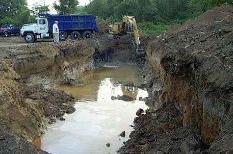 Excavadora en trabajos de remediación