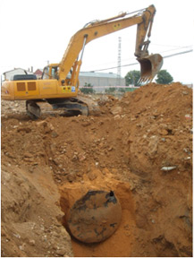 Excavadora sobre montón de tierra